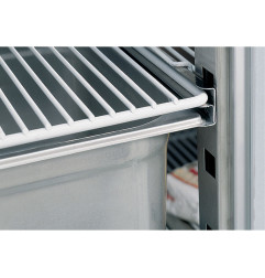 Table frigorifique ventilée + Kit 6 Roues inox + 3 Grilles rilsanisée 