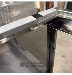 Soubassement ouvert, sur pieds inox réglables
