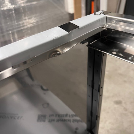 Soubassement ouvert, sur pieds inox réglables