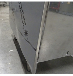 Soubassement ouvert, sur pieds inox réglables