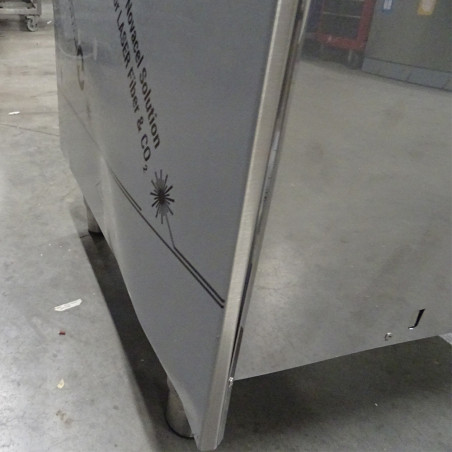 Soubassement ouvert, sur pieds inox réglables