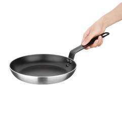 Poêle aluminium antiadhésive téflon avec manche noir Nisbets Essentials 24 cm