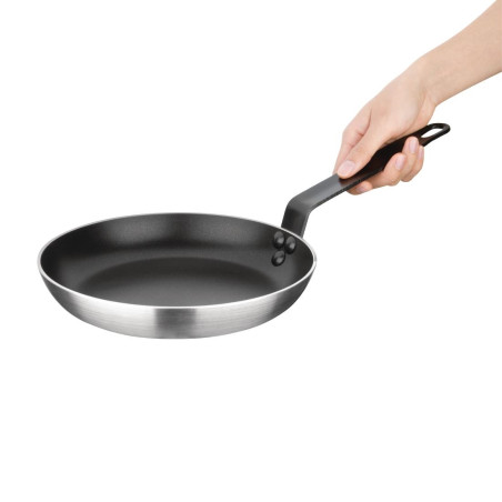 Poêle aluminium antiadhésive téflon avec manche noir Nisbets Essentials 24 cm