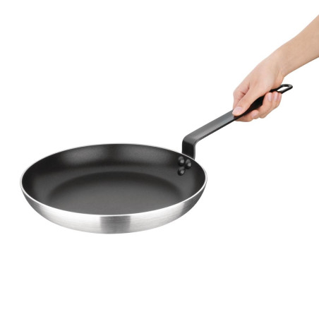 Poêle aluminium antiadhésive téflon avec manche noir Nisbets Essentials 28 cm