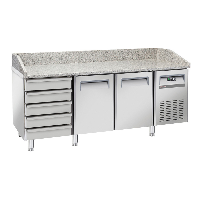 Table frigo pizzeria, 2 portes EN 600x400, 5 tiroirs neutres EN 600x400, sur roues, 2 avec freins Table frigo pizzeria, 2 portes EN 600x400, 5 tiroirs neutres EN 600x400, sur roues, 2 avec freins